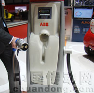 ABB“直流快速充電站”可以為高至100千瓦的電動車快速充電,不到10分鐘的充電時間，即可保證車輛續(xù)航100公里以上。該設備預計在不久以后上市。