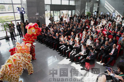 臺達(dá)上海運(yùn)營中心暨研發(fā)大樓開幕典禮，祥獅獻(xiàn)瑞表演，全場兩百位賓客鼓掌叫好