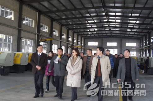淮安市委副書記等一行觀摩江蘇小鐵人機(jī)床有限公司