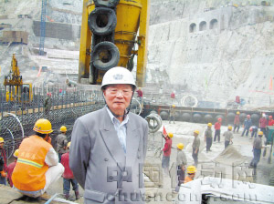 2006年4月，潘家錚院士在小灣水電站考察。