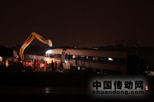 7月25日，挖掘機正在對事故列車車廂進行拆解