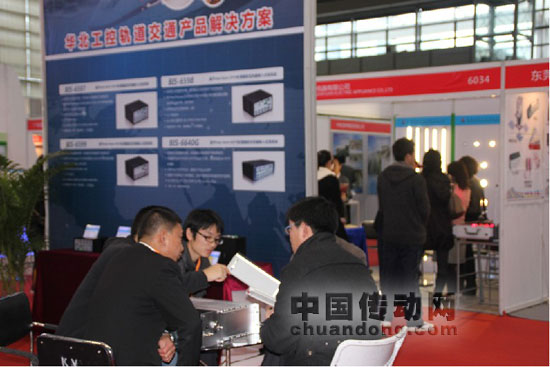 現(xiàn)場與客戶溝通，了解客戶需求