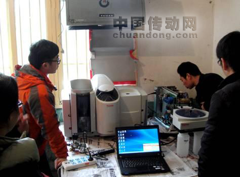 賽默飛技術(shù)服務(wù)工程師與分析人員在新圩臨時搭建的實驗室安裝和調(diào)試iCE3500原子吸收光譜儀