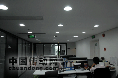  圖1：未更換LED燈具的辦公室， 亮度不夠，影響視力與工作效率。