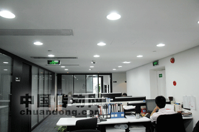 圖2：更換LED燈具后的辦公室， 亮度提高，保護(hù)視力并提升了工作效率。