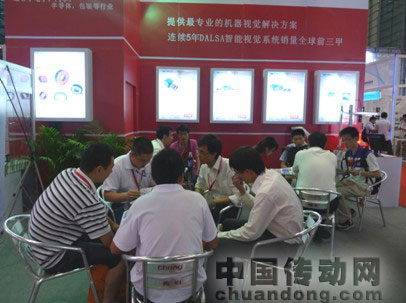 銷售人員與客戶詳細(xì)討論，幫助客戶解決實(shí)際問題